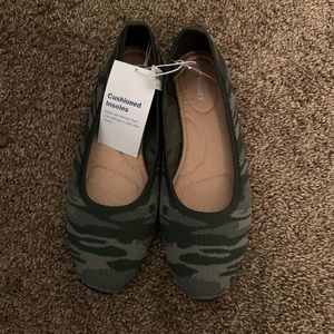 Ladies camo flats